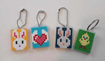 Pixelhobby sleutelhangers beschikbaar voor biedingen