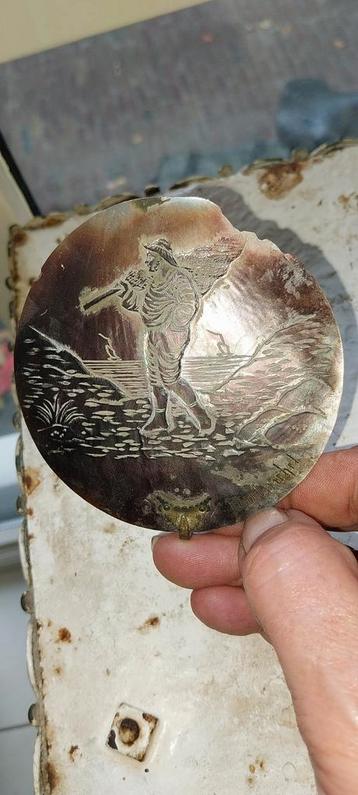 Zeldzame antieke handgesneden lithophane op klem  beschikbaar voor biedingen