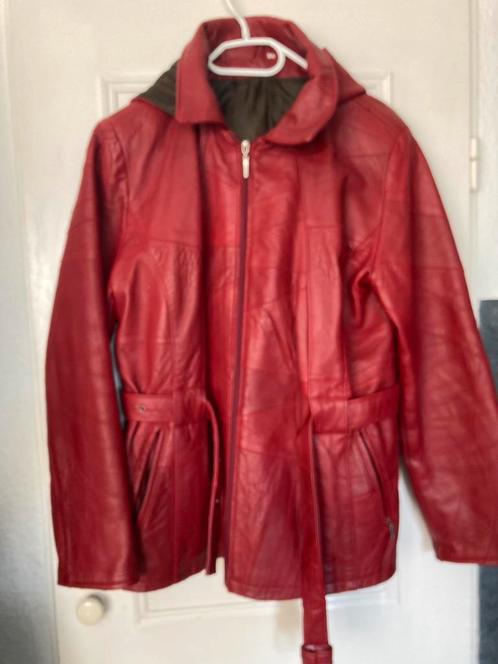 Rode leren jas met capuchon . Maat L. 42-44, Kleding | Dames, Jassen | Zomer, Zo goed als nieuw, Maat 42/44 (L), Rood, Ophalen of Verzenden