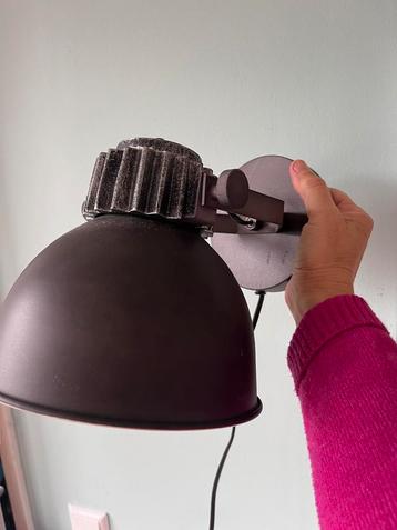 Gratis Industriële wandlamp beschikbaar voor biedingen