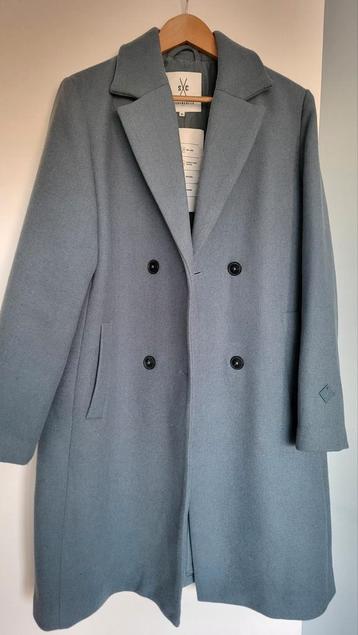 Winterjas ijsblauw beschikbaar voor biedingen