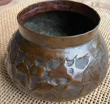 Fraaie gehamerd vaasje met floraal decor koper ca 1920-40 beschikbaar voor biedingen