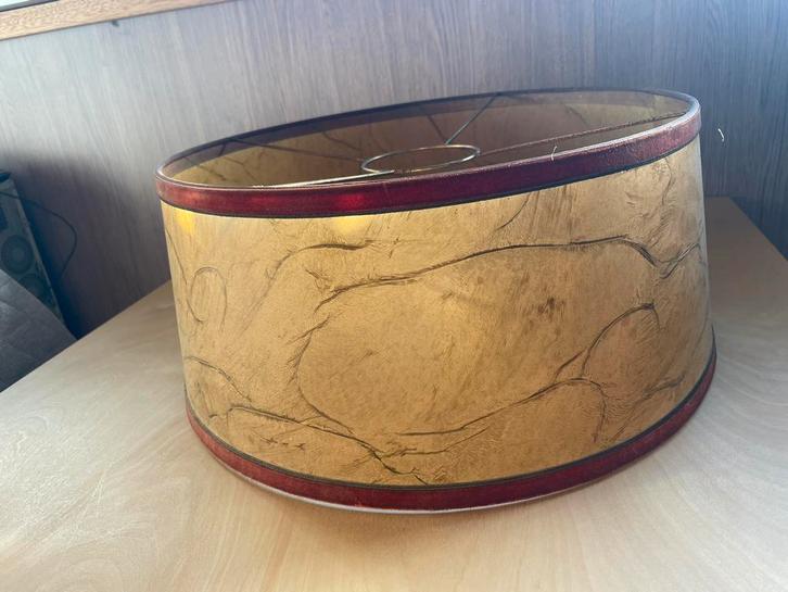 grote oude lampenkap varkensleer met fluwelen bies 50 dia, Huis en Inrichting, Lampen | Lampenkappen, Gebruikt, Minder dan 25 cm