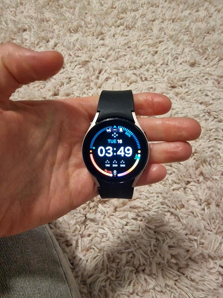 Samsung Galaxy Watch 4 40mm - Roze/Goud, Sieraden, Tassen en Uiterlijk, Smartwatches, Gebruikt, Android, Roze, Afstand, Calorieverbanding