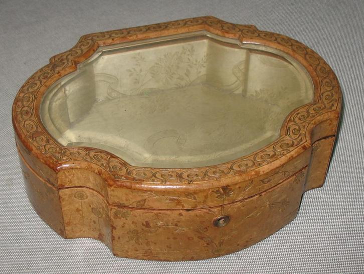 Antieke naaidoos met goud inlegwerk en geslepen glas, Antiek en Kunst, Antiek | Naaimachines, Ophalen