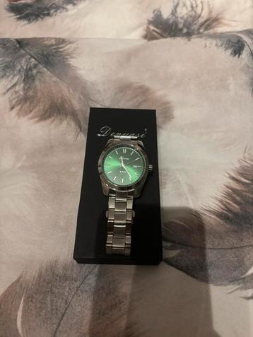 Horloge groen beschikbaar voor biedingen