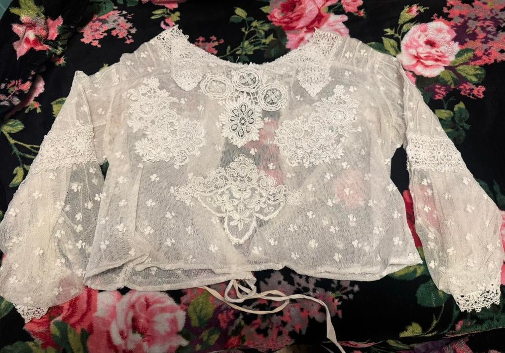 Prachtige antieke blouse aan beide kanten bewerkt met kant, Antiek en Kunst, Antiek | Kleding en Accessoires, Ophalen of Verzenden