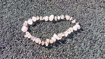Roze armband met goudkleurige kraaltjes  beschikbaar voor biedingen