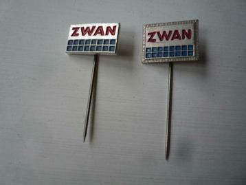 2x Zwan Bedrijf Speldjes Kunststof + Metaal Speldje beschikbaar voor biedingen