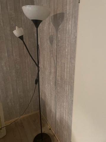 Vloerlamp met twee lichtpunten beschikbaar voor biedingen