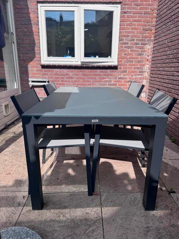 Varese tuintafel + 4 Bareto stoelen met beschermhoea ZGAN beschikbaar voor biedingen