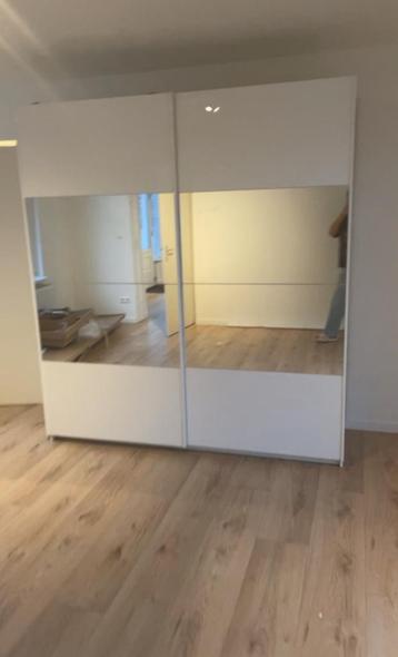 Ruime hoogglans kledingkast met schuifdeuren en spiegel beschikbaar voor biedingen