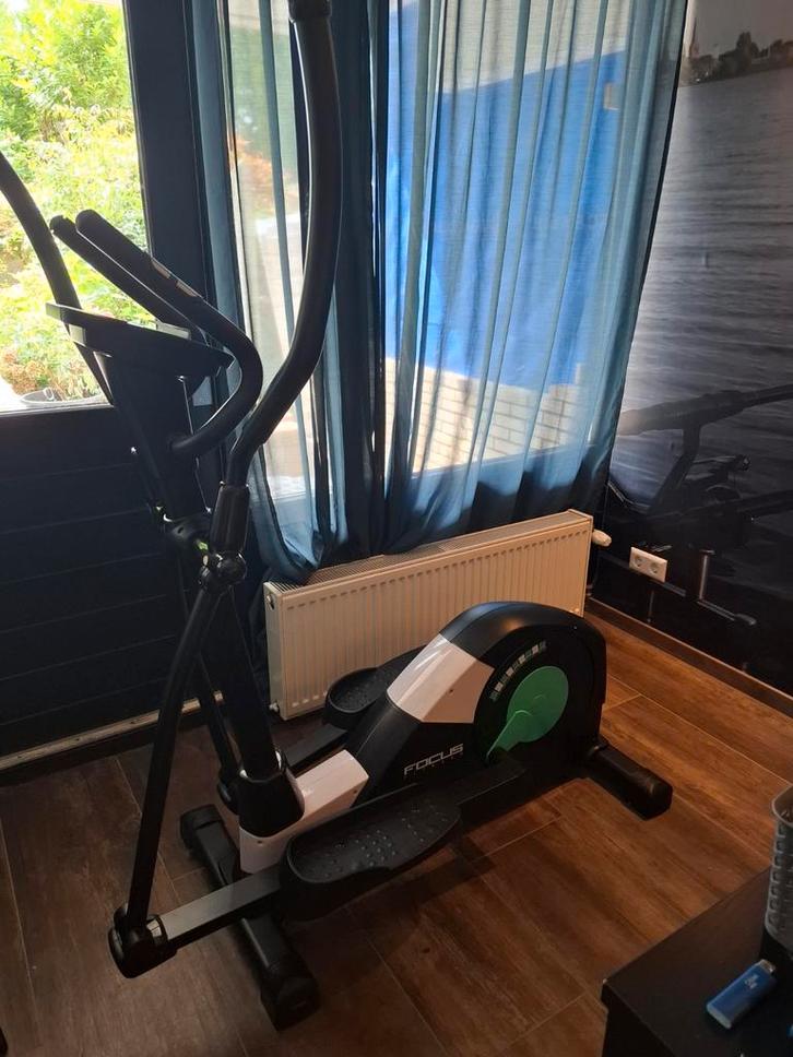 Crosstrainer - Focus Fitness Fox 3 + beschermmat, Sport en Fitness, Fitnessapparatuur, Zo goed als nieuw, Crosstrainer, Armen