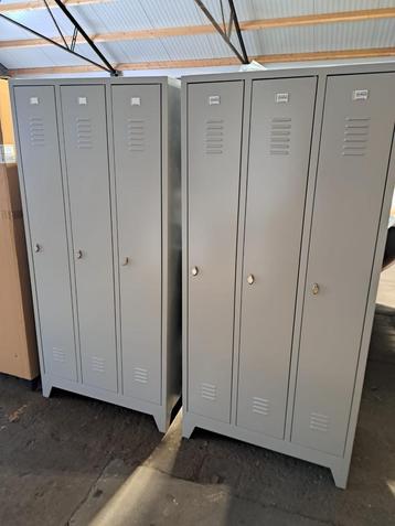 Laatste nieuwe 3-deurs metalen lockerkast met pootjes beschikbaar voor biedingen