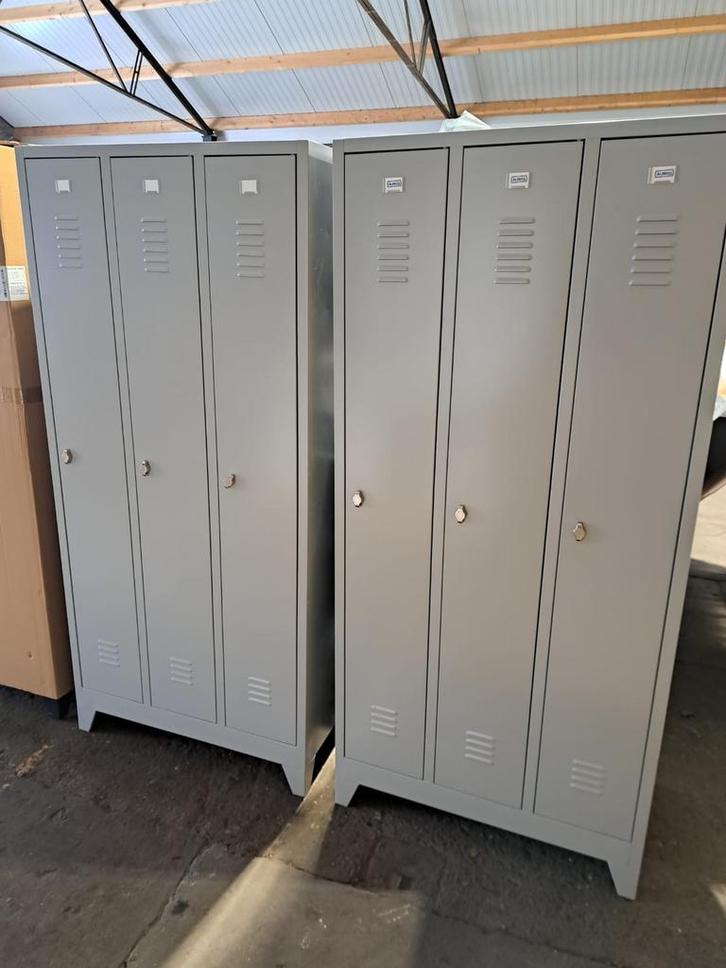 Laatste nieuwe 3-deurs metalen lockerkast met pootjes, Huis en Inrichting, Kasten | Roldeurkasten en Archiefkasten, Nieuw, 150 tot 200 cm