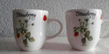 Twee Bekers Jet Strawberry beschikbaar voor biedingen