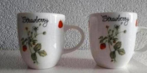 Twee Bekers Jet Strawberry, Huis en Inrichting, Keuken | Servies, Zo goed als nieuw, Kop(pen) en/of Schotel(s), Overige stijlen