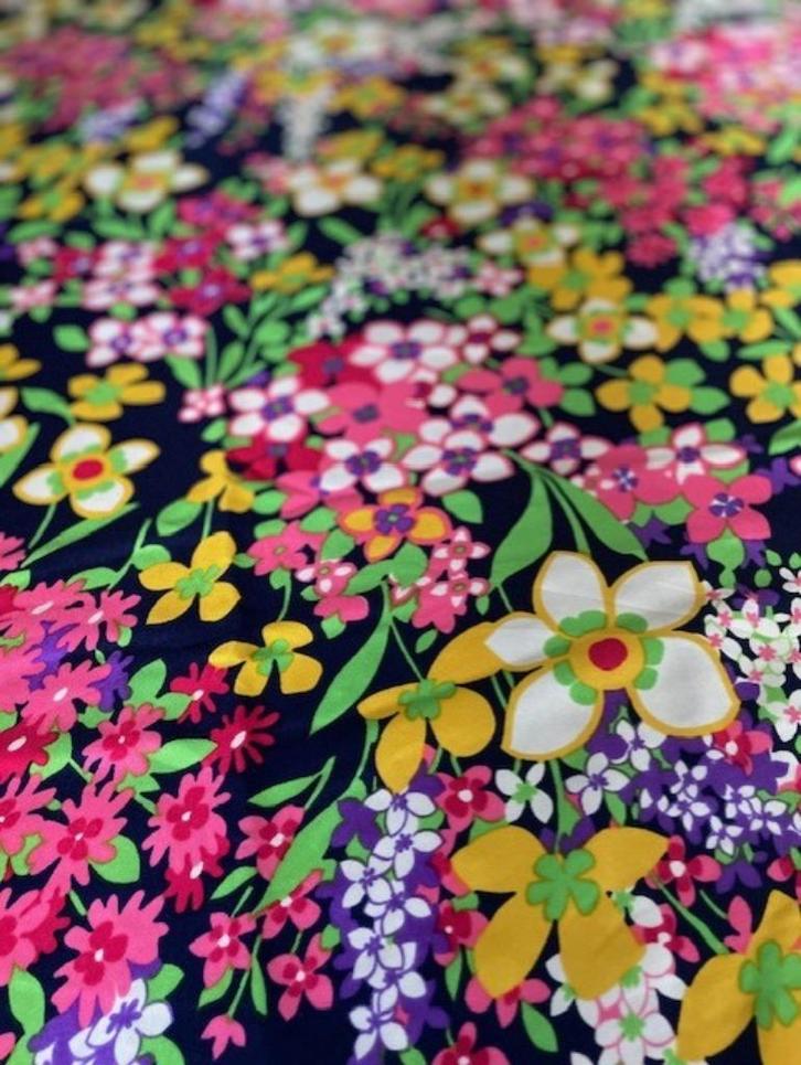 Stof zwart bloemetjes soepel vallend retro vintage, Hobby en Vrije tijd, Stoffen en Lappen, Nieuw, Katoen, 120 cm of meer, 30 tot 200 cm