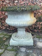 Klassieke stenen tuinvaas op sokkel – robuust & decoratief, Tuin en Terras, Tuinvazen, Ophalen, Gebruikt