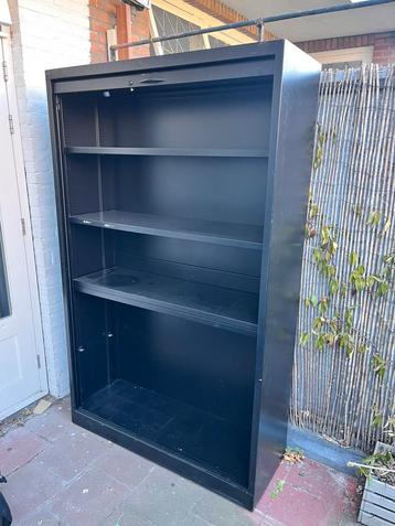 Verticale roldeur kast beschikbaar voor biedingen