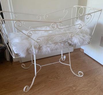 Brocante Franse wieg beschikbaar voor biedingen