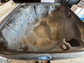 Dreammaker Crossover 730L 6 persoons jacuzzi Hufterproof beschikbaar voor biedingen