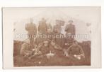 fotokaart groep rokende soldaten met eten voor hun tent, Ophalen of Verzenden, X, Foto of Poster, Nederland
