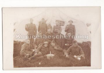 fotokaart groep rokende soldaten met eten voor hun tent beschikbaar voor biedingen