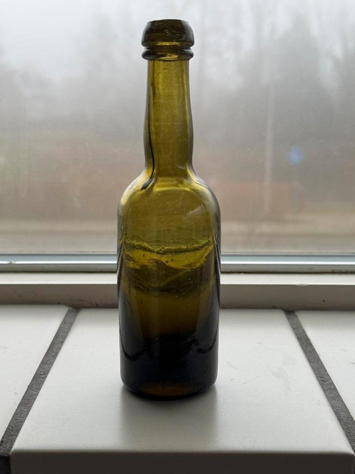 Bodemvondst 1880 groene mondgeblazen Mini flesje, Antiek en Kunst, Antiek | Glas en Kristal, Verzenden