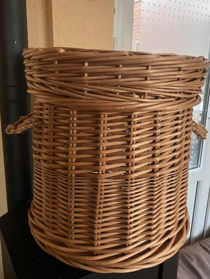 Rieten mand met deksel en handvaten, Huis en Inrichting, Woonaccessoires | Schalen en Manden, Rechthoekig, Riet, Ophalen