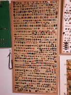 bord met circa 750 speldjes, Verzamelen, Speldjes, Pins en Buttons, Ophalen, Gebruikt