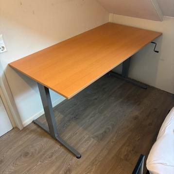 Bureau, in hoogte verstelbaar.