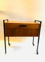 Teak Mid Century naaikist / tafeltje op wieltjes, Verzamelen, Retro, Ophalen of Verzenden, Huis en Inrichting