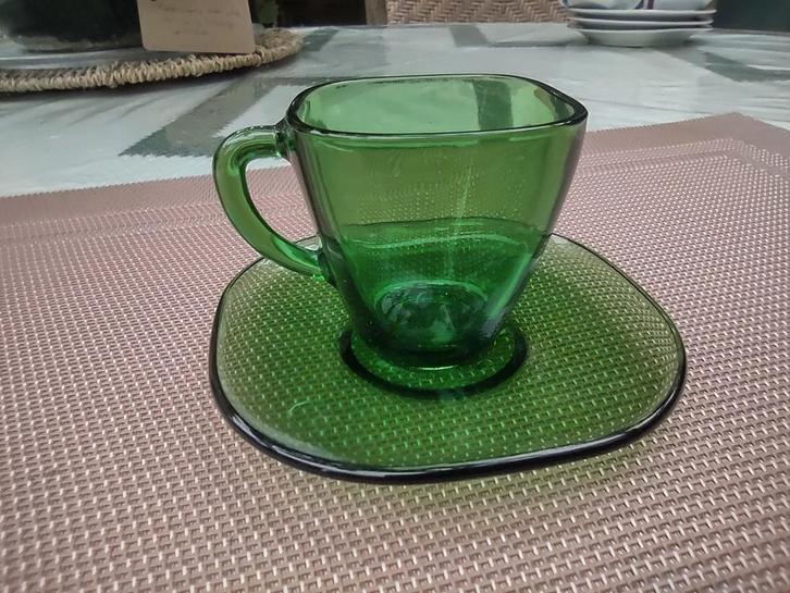 Mooi Vereco Espresso koffiekopje Groen glas. France 23, Huis en Inrichting, Keuken | Servies, Zo goed als nieuw, Glas of Glazen