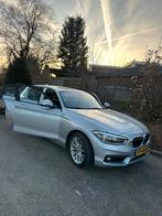 BMW 1-Serie 118i 136pk Aut 2017 Grijs, Auto's, BMW, 65 €/maand, Origineel Nederlands, 650 kg, Particulier