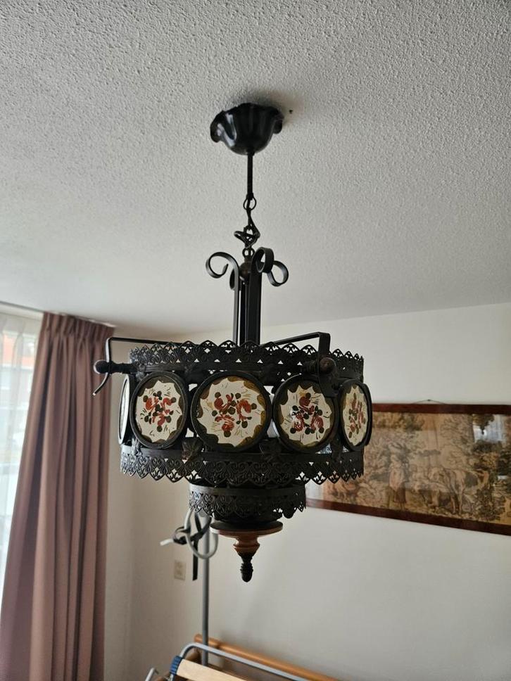 Antieke Hanglamp met Bloemenmotief, Huis en Inrichting, Lampen | Hanglampen, Gebruikt, 50 tot 75 cm, Glas, Hout, Metaal, Ophalen of Verzenden