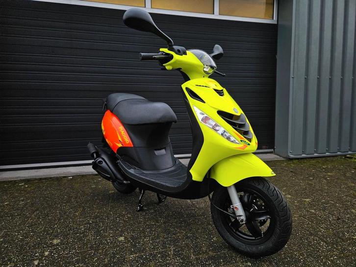 PIAGGIO ZIP SP LOOK 2T BROM BJ 2016 FLUO ROSSO YELLOW 10000k, Fietsen en Brommers, Brommers | Tuning en Styling, Zo goed als nieuw