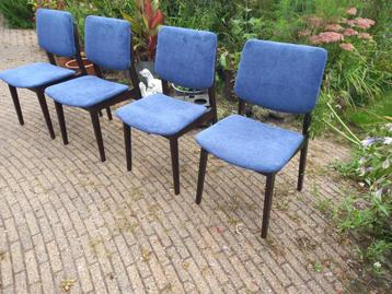 Vier nieuw gestoffeerde retro eetkamerstoelen beschikbaar voor biedingen