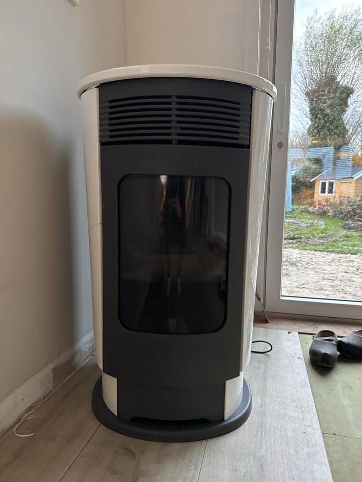 Pelletkachel met voorraad korrels, Huis en Inrichting, Kachels, Gebruikt, Vrijstaand, Pelletkachel, Overige brandstoffen, Ophalen