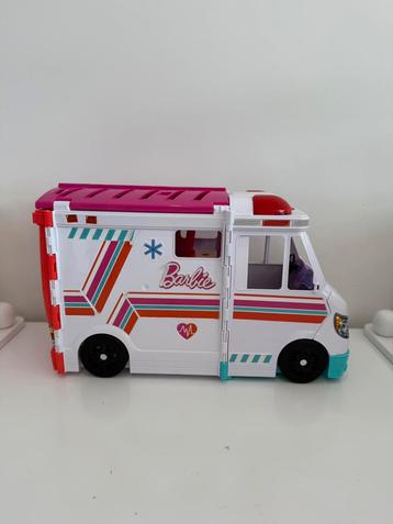 Barbie ambulance + 3 barbie’s ZGAN beschikbaar voor biedingen
