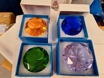 4 prachtige grote diamant stenen in dozen in één koop  beschikbaar voor biedingen