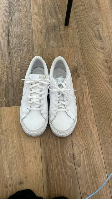 Nike sneakers beschikbaar voor biedingen