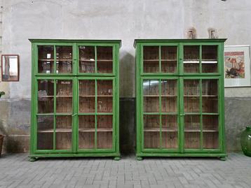 2x Vintage Houten Vitrinekast Groen | XL Grote Vitrine Kast beschikbaar voor biedingen