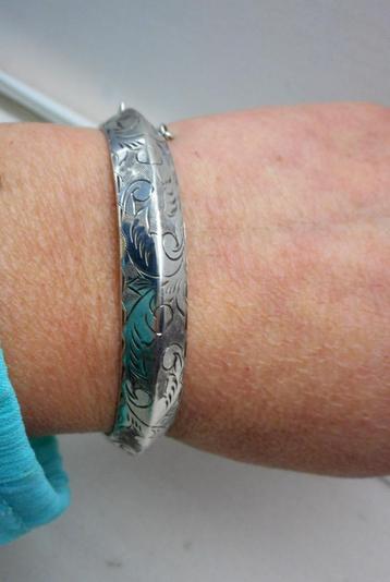Zilveren gedecoreerde vintage armband met scharnier nr.1053 beschikbaar voor biedingen