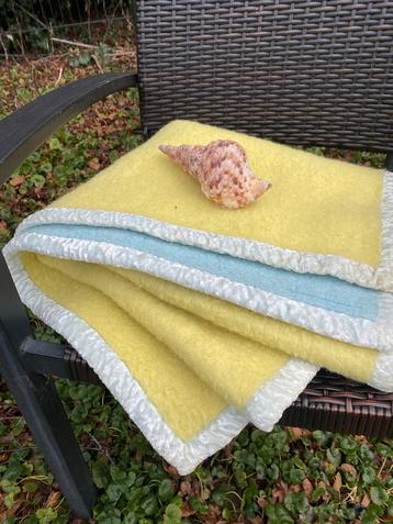 Prachtig gerl / blauw vintage wollen  babydeken/ plaid beschikbaar voor biedingen