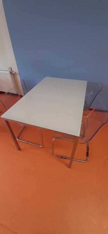 Tafel met vier stoelen (moet weg) beschikbaar voor biedingen