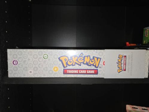 Pokémon First Partner Accessory Bundle – Gesealed, Hobby en Vrije tijd, Verzamelkaartspellen | Pokémon, Nieuw, Ophalen