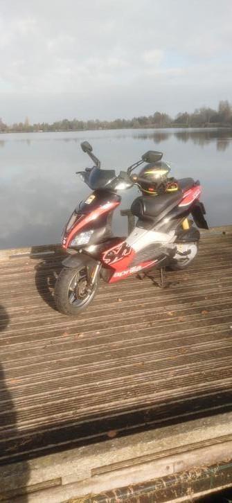 Zeer nette aprillia sr 50 factory runner 2 takt blok carb dd, Fietsen en Brommers, Scooters | Aprilia, Zo goed als nieuw, SR 50