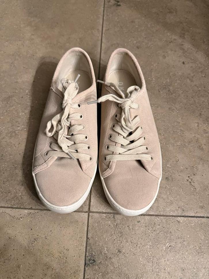 DKNY Suède Sneakers Beige Maat 38,5, Kleding | Dames, Schoenen, Zo goed als nieuw, Sneakers of Gympen, Beige, Ophalen