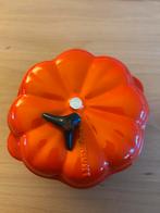 Le Creuset Mini Cocotte Pompoen met kapot steeltje., Ophalen of Verzenden, Zo goed als nieuw, Overige materialen
